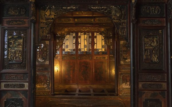 中国移动营业厅内展示139号段历史发展资料的宣传墙，蓝绿色调专业氛围